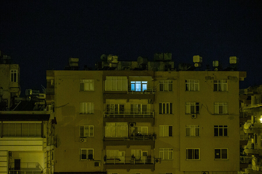 İskenderun'da kimsenin bulunmadığı dairelerin açık kalan ışıkları dikkati çekiyor