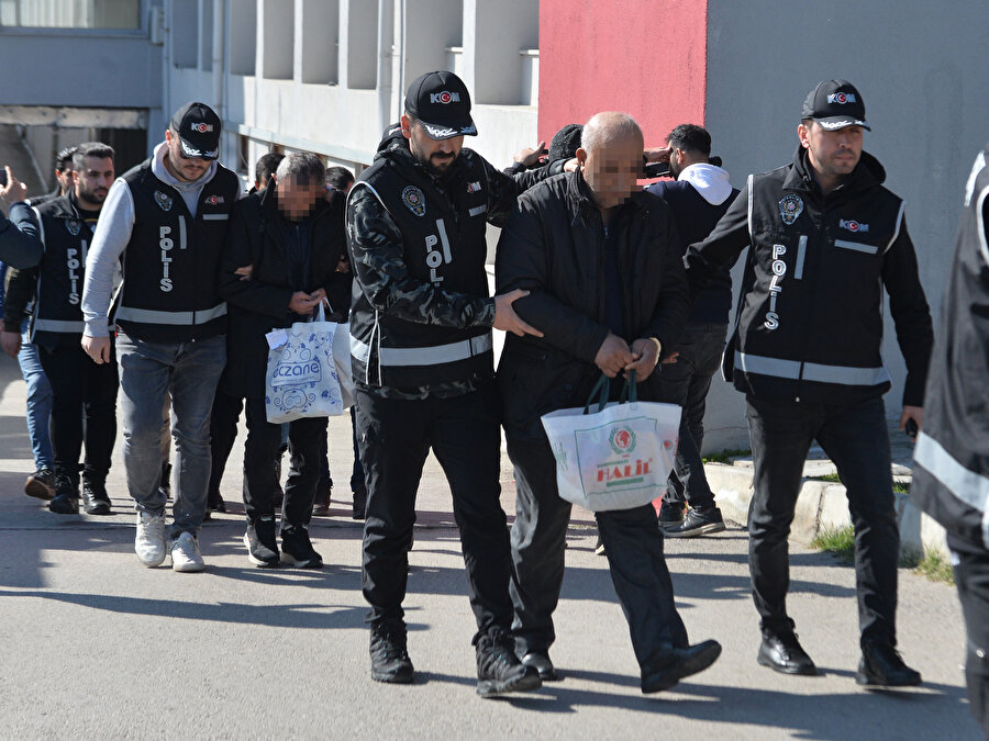 Adana'da yıkılan binaların müteahhit ve mühendisleri dahil 5 tutuklama