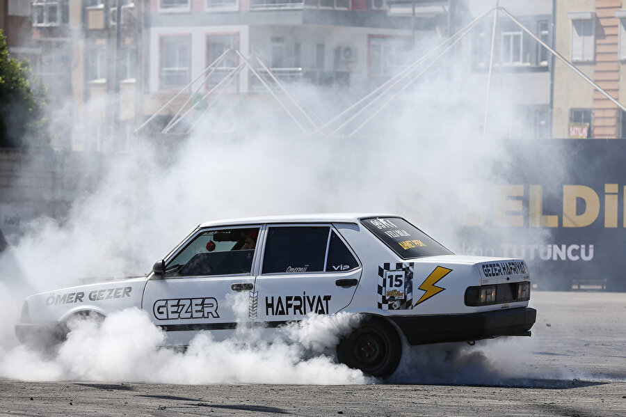 Araba ile şoförü toplamda yerleştirdiğimiz konum, trafikte aramızdaki etkileşimi büyük ölçüde şekillendiriyor.