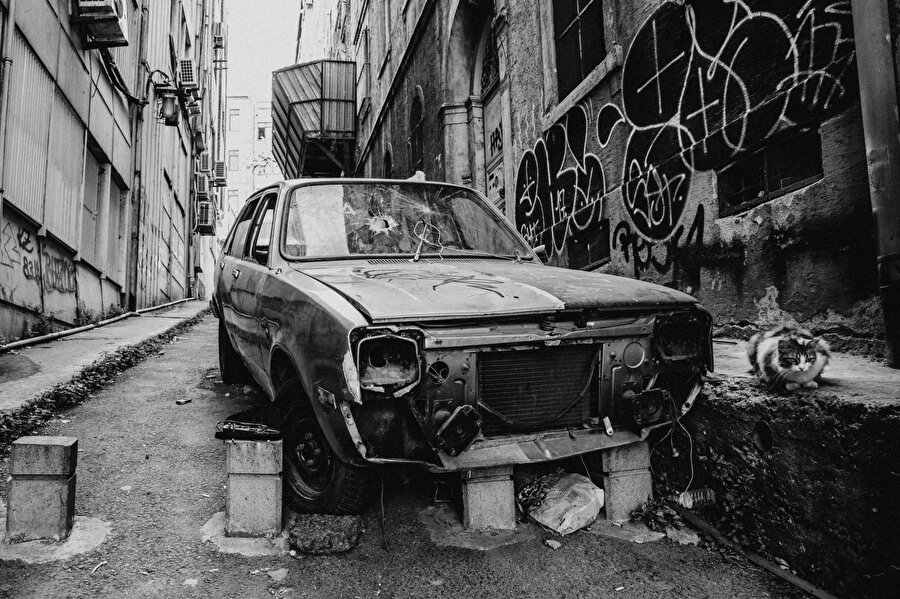 Trafiğin aktörleri arasında tek birine takılıp kalmamak bize öte yandan gerçekliğin çok yönlülüğüne dair, Raşomonvari bir zenginlik kazandırır.