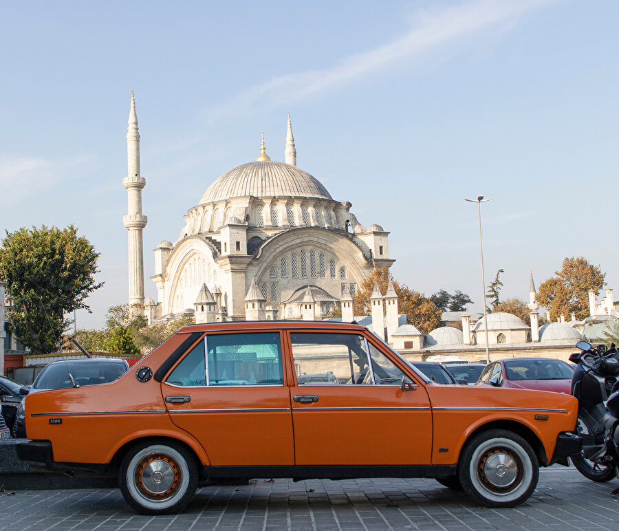 Örneğin Latife Tekin’in Berci Kristin Çöp Masalları’nda Halilhan’ın Volvo’su böyle bir yönelimi ifade eder. Salt bir statü göstergesi değildir burada araba; adeta canından bir yongadır.