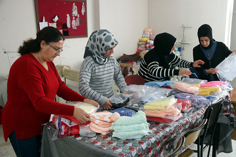Herkes elinden geleni yapıyor: Depremzede çocuklar için atkı ve bere dikiyorlar
