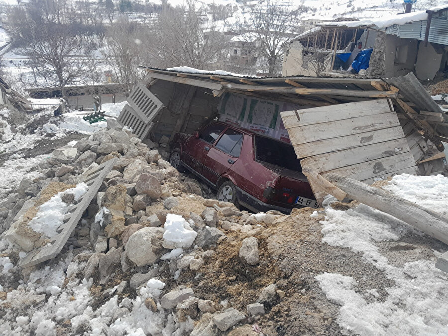 Malatya'da kerpiç evler depremde ağır hasar gördü