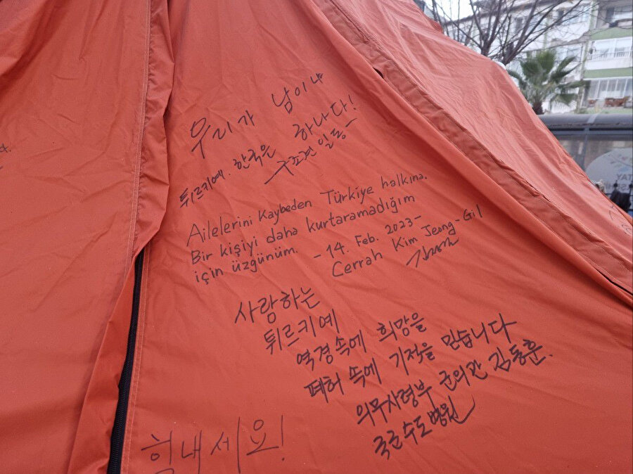 15 Şubat'a kadar enkazlarda arama kurtarma çalışmalarını sürdüren ekip bölgeden ayrılmadan önce konakladıkları çadırlara duygusal mesajlar yazdı.
