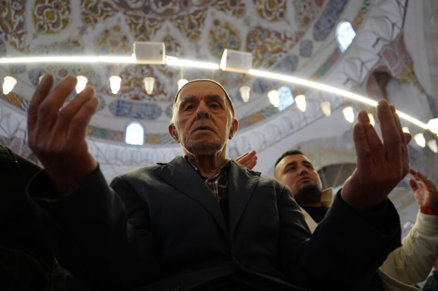 Trakya'daki camilerde depremde hayatını kaybedenler için gıyabi cenaze namazı kılındı