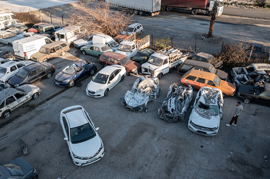 Depremden sonra otoparktaki araçların son hali böyle görüntülendi