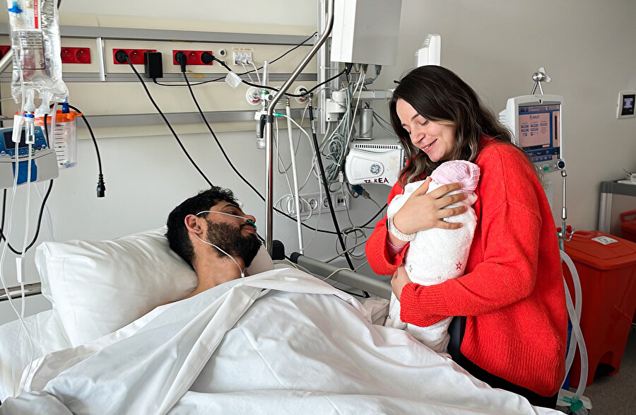 Hastane enkazından 261. saatte kurtarılan baba 12 günlük bebeğiyle buluştu