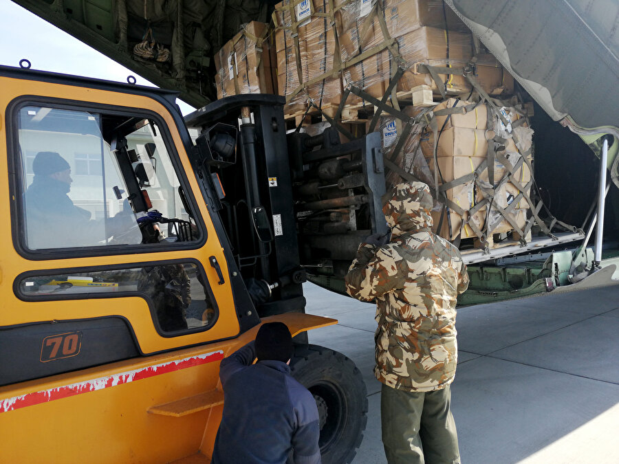 İstanbul'dan deprem bölgesine 1200 portatif yatak gönderildi