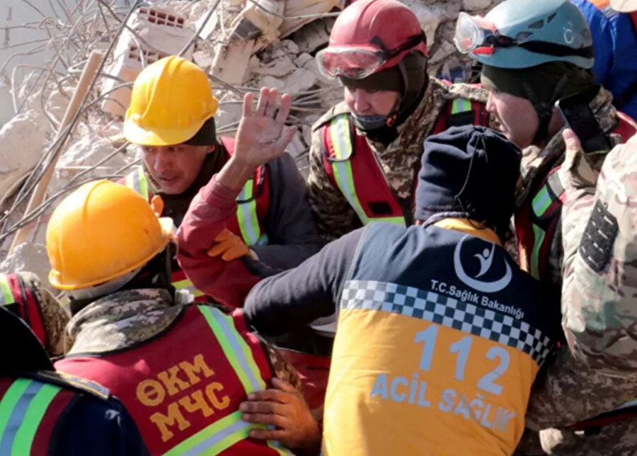 Deprem enkazından 13 gün sonra 3 kişi kurtarıldı. Mucizevi olay sonrasında erkek depremzedenin elini yukarı doğru uzattığı fotoğraf karesi herkese umut ışığı oldu.