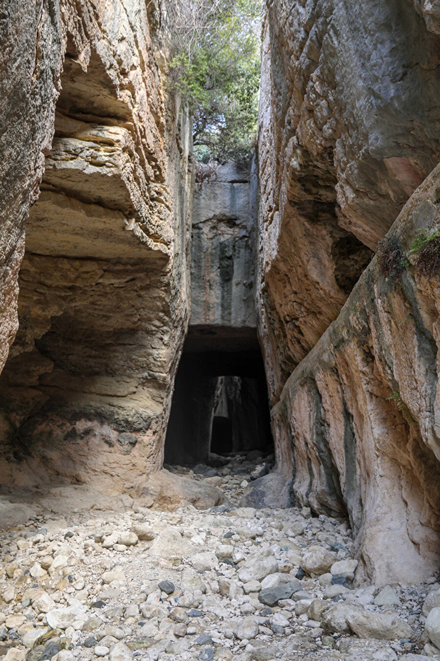 Tarihi 2 bin yıl öncesine dayanan, Roma döneminde yapılan tünelin inşasında Roma lejyonları ve köleler çalışmıştır. Tümüyle dağ içine oyulan tünel bin 380 metre uzunluğunda, 7 metre yüksekliğinde ve 6 metre genişliğindedir. 