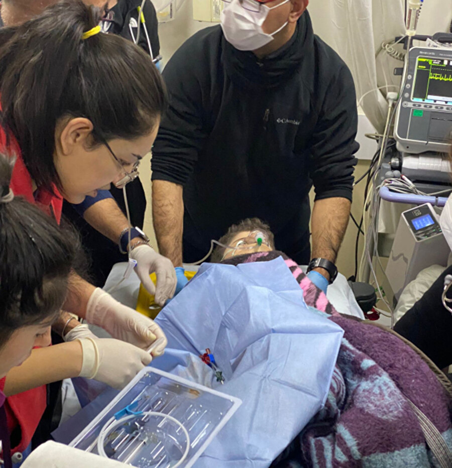 Ekiplerin çalışmasıyla depremin 260. saatinde enkazdan sağ çıkarılan 14 yaşındaki Osman Halebiye, ambulansla hastaneye kaldırıldı.