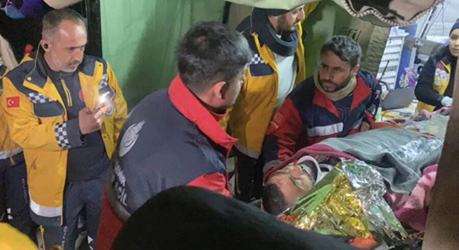 Türkiye'yi yasa boğan Kahramanmaraş depreminin 12'inci gününde Hatay'dan inanılmaz bir kurtuluş haberi daha geldi. Defne İlçesi Elektrik Mahallesi'nde bir apartmanın enkazında çalışma yapan AFAD koordinesindeki Polis ve İstanbul Belediyesi Arama kurtarma ekipleri, 45 yaşındaki Hakan Yasinoğlu'na ulaştı.