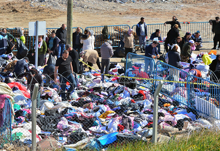 Depremde ailesini kaybetti, moloz yığınında gözyaşlarıyla anılarını arıyor
