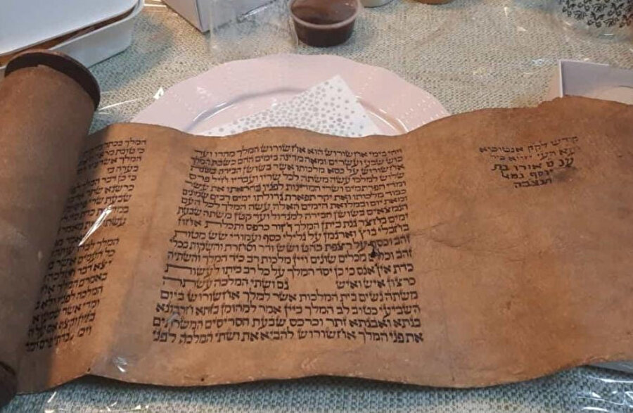 Parşömenler, İbranice İncil'in üçüncü bölümünden parçalar içerdiğinden, yerel Yahudi cemaati için özel anlam taşıyor.