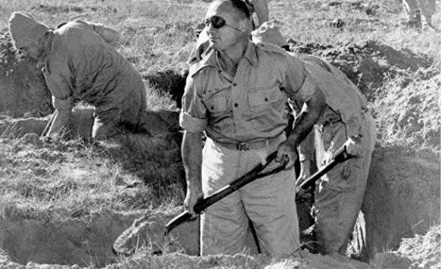 Eski İsrail Savunma Bakanı Moşe Dayan'ın 1969 yılında Mısır'dan tarihî eserleri çalarken çekilmiş fotoğrafı. 