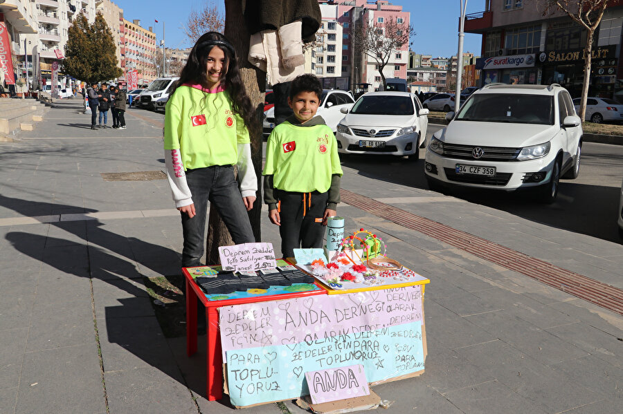 Çocuklar depremzedeler için toka sattı, oyuncaklarını ve kıyafetlerini bağışladı