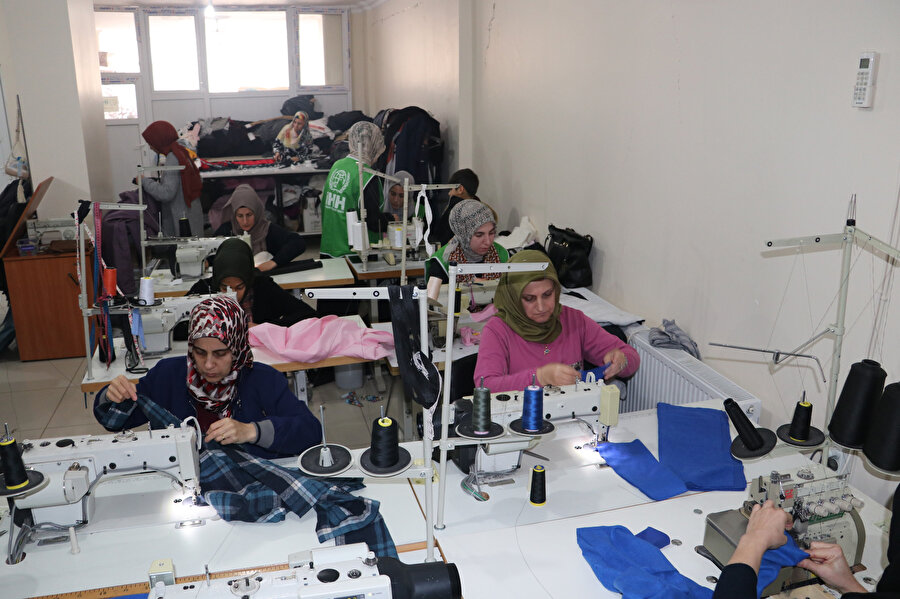 Batmanlı kadınlar depremzedeler için giysi dikiyor