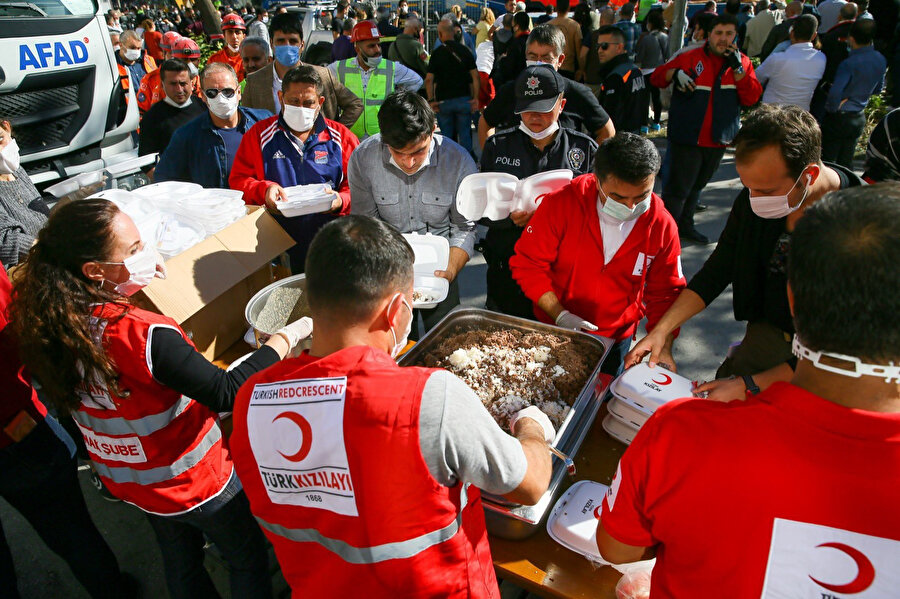Deprem bölgelerinde sıcak yemek dağıtan yerler! 