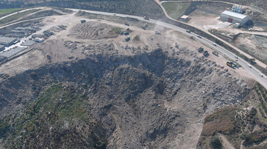 Hatay'da enkaz döküm sahası havadan görüntülendi