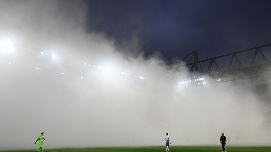 ​Dortmund - Hertha Berlin maçında sis bombası atıldı