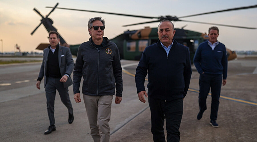 ABD Dışişleri Bakanı Antony Blinken (solda), Türkiye Dışişleri Bakanı Mevlüt Çavuşoğlu (sağda) tarafından Adana yakınlarındaki İncirlik Hava Üssü'nde karşılanıyor.