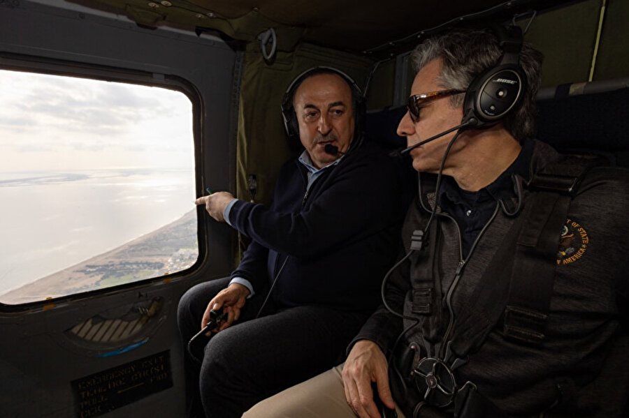 Türkiye Dışişleri Bakanı Mevlüt Çavuşoğlu (solda), depremin olduğu bölgeleri helikopterle gezerken ABD Dışişleri Bakanı Antony Blinken ile konuşuyor.