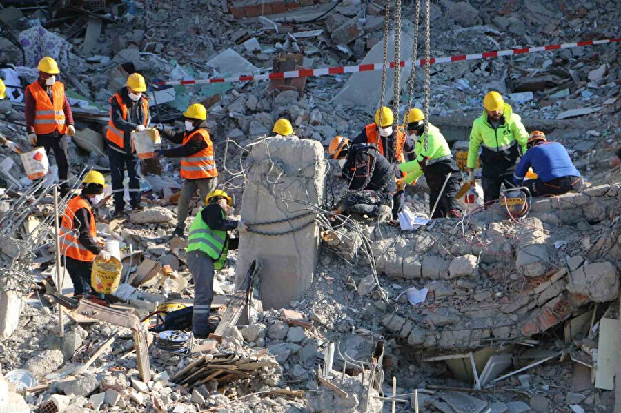 Enkaz çalışmaları