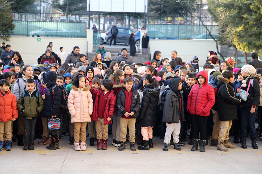 Depremin ardından 71 ilde okullar başladı