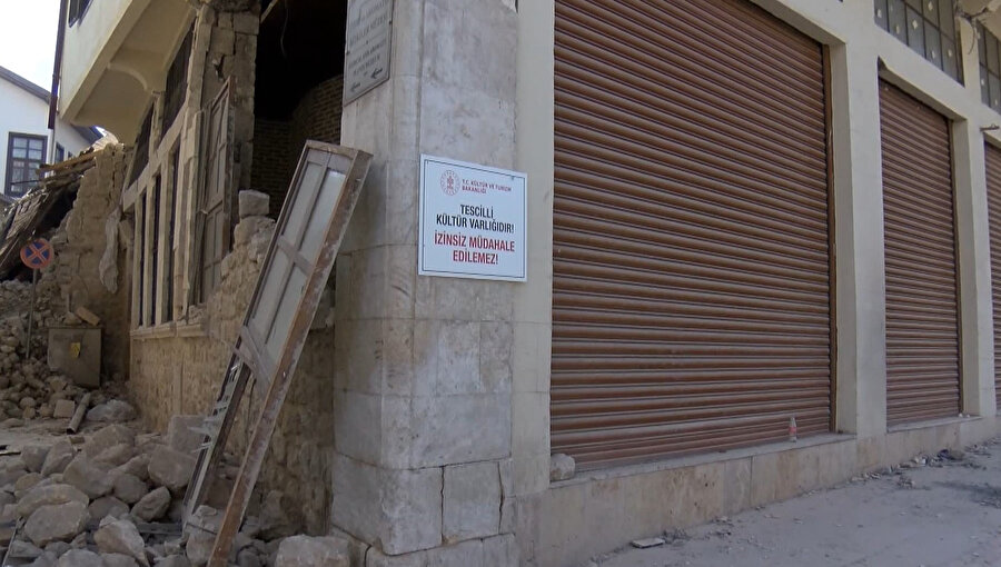 Dünyanın aydınlatılan ilk caddesindeki tarihi yapılara bakanlık uyarı tabelaları astı