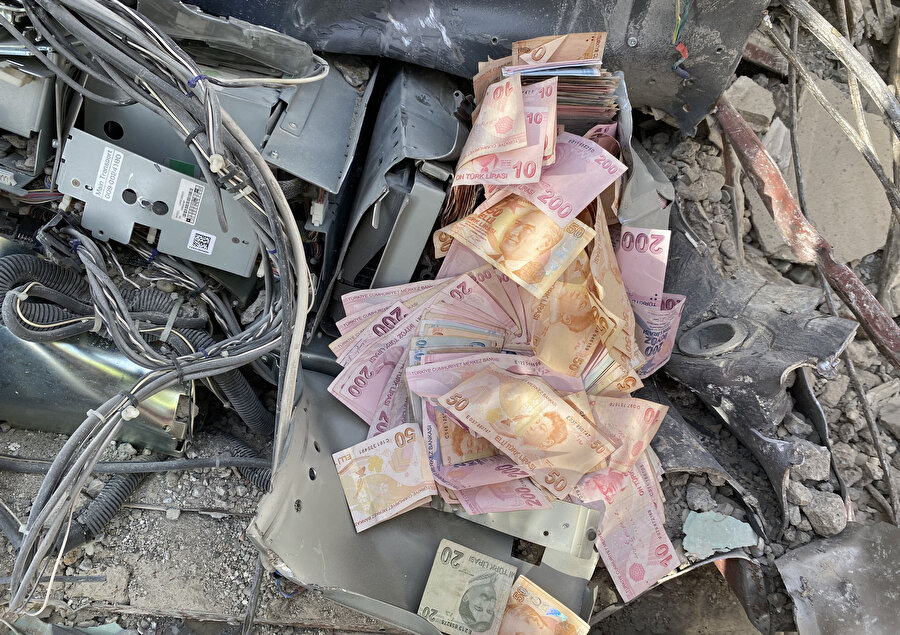 Enkazdan çıkan banka kasasını polis eşliğinde teslim ettiler