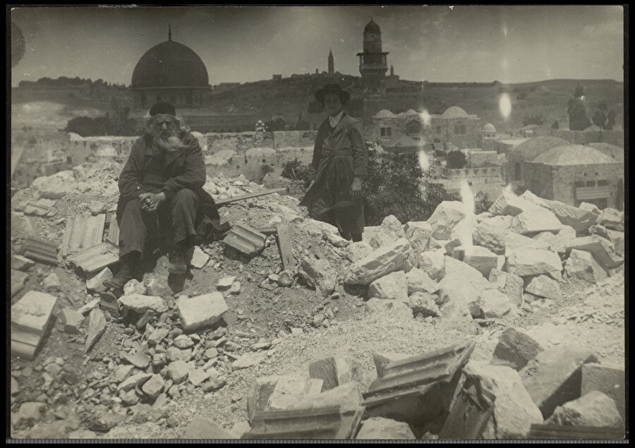Alman haber ajansı Internationale Foto-Aagentur’ın belgelediği 1927 depreminin Kudüs'te meydana getirdiği zararı gösteren bir kare.