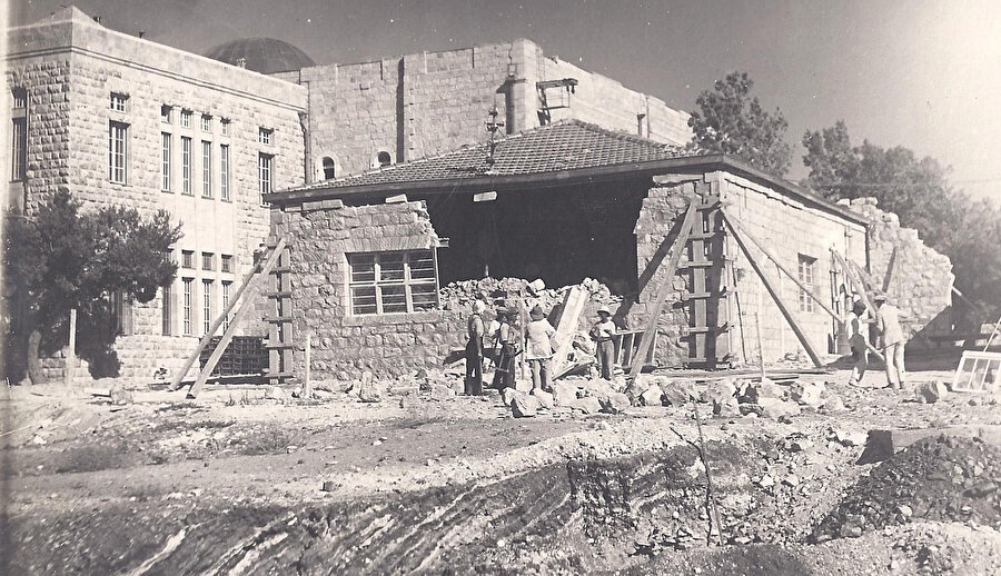 Scopus Dağı'ndaki İbrani Üniversitesi binalarından biri olan Gray-Hill House, 1927 depreminde ağır hasar görmüştü.