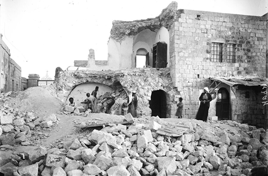 Deprem, Zeytin Dağı'ndaki Rus Miras Manastırı'ndaki binalarda da hasara yol açmıştı.