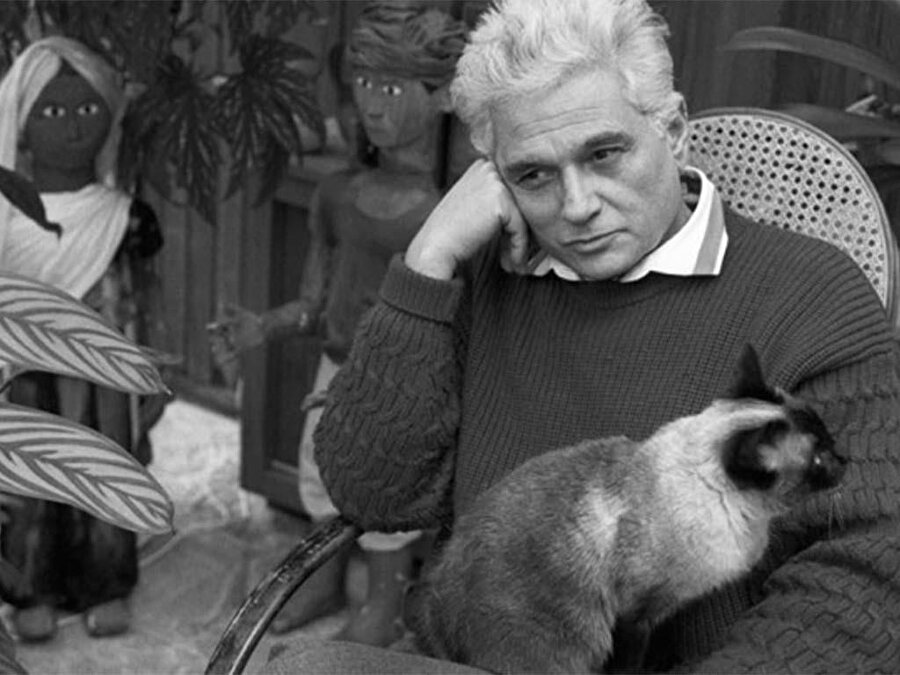 Jacques Derrida, Fransız filozof, edebiyat eleştirmeni ve yapısökümcülük olarak bilinen eleştirel düşünce yönteminin kurucusudur.