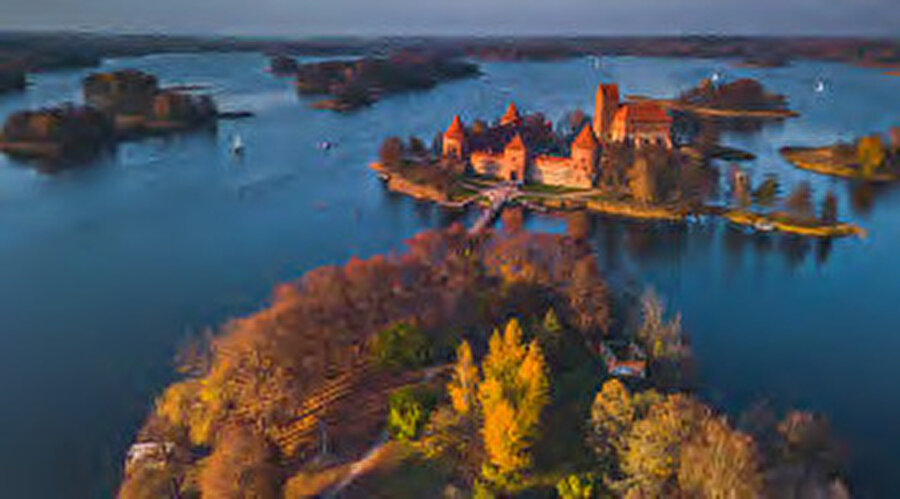 Trakai Kalesi'nin sonbaharda drone ile çekilmiş güzel bir görüntüsü.