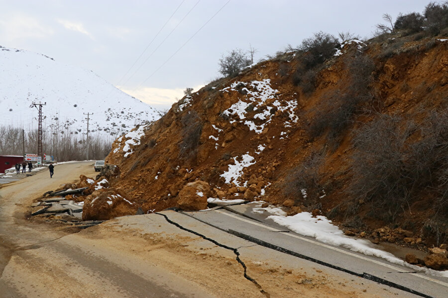 Yolda yarıklar oluştu, asfalt kabardı: Ağaçlar kökünden söküldü