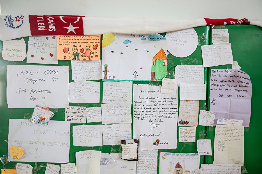 Türkiye'nin dört bir yanından gelen yardım kolilerindeki notlar duygulandırdı