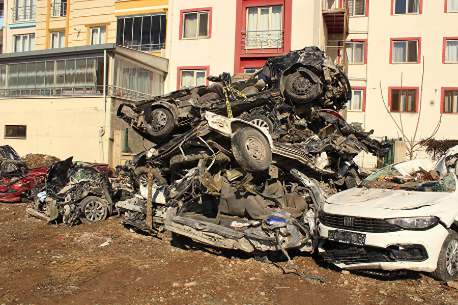 Hepsi enkazdan çıkarıldı, üst üste biriktiriliyor: Deprem araçları hurdaya çevirdi