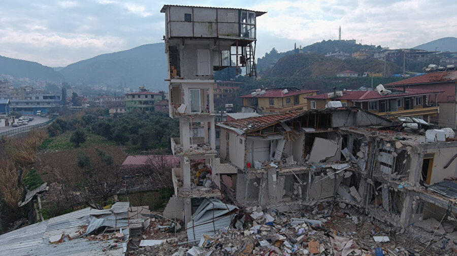 Yarısı çöken binanın üstündeki güvercin evi son depremlerle de yıkılmadı