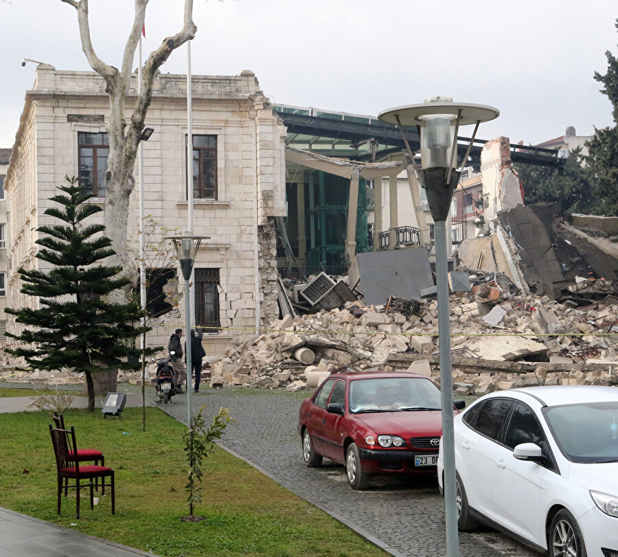 6.4’lük depremde Tarihi Hatay Valilik binasının bir bölümü çöktü