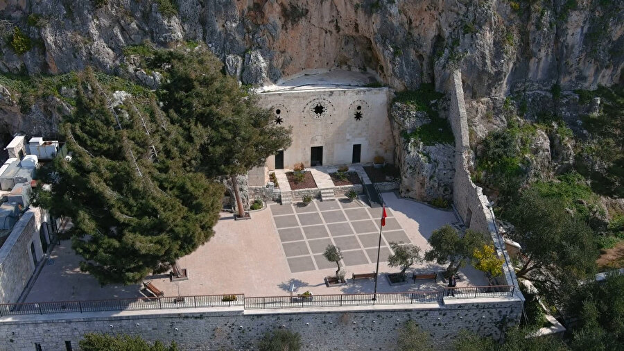 Dünyanın ilk mağara kilisesi Saint Pierre Kilisesi'nin depremde istinat duvarı yıkıldı