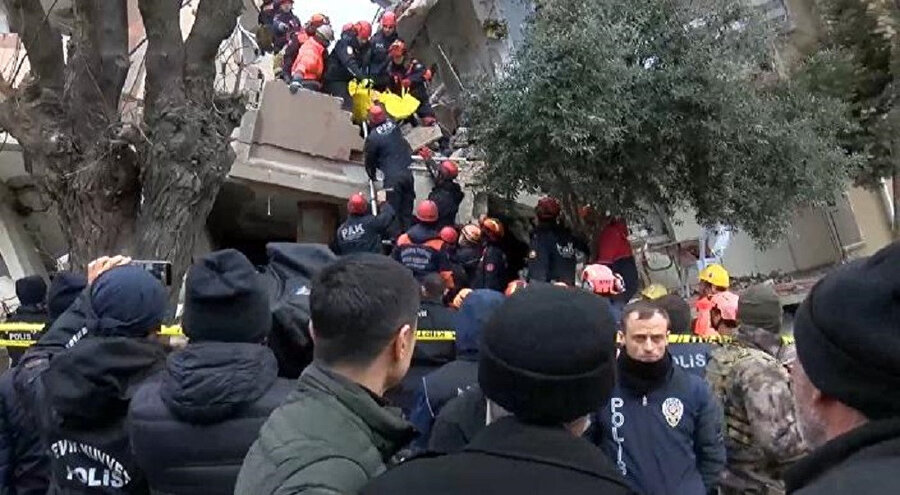 Eşyalarını almak için eve girmişlerdi: Yıkılan evde 5 kişi hayatını kaybetti