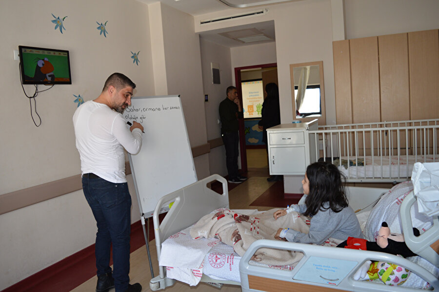 Hastane odaları depremzede çocuklar için sınıfa dönüştürüldü