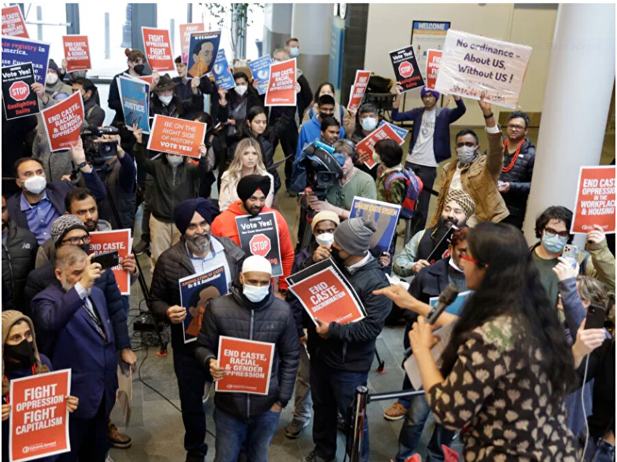 Seattle Meclis Üyesi Kshama Sawant, 21 Şubat 2023 Salı, Seattle Belediye Binasında destekçilere ve muhaliflere sesleniyor