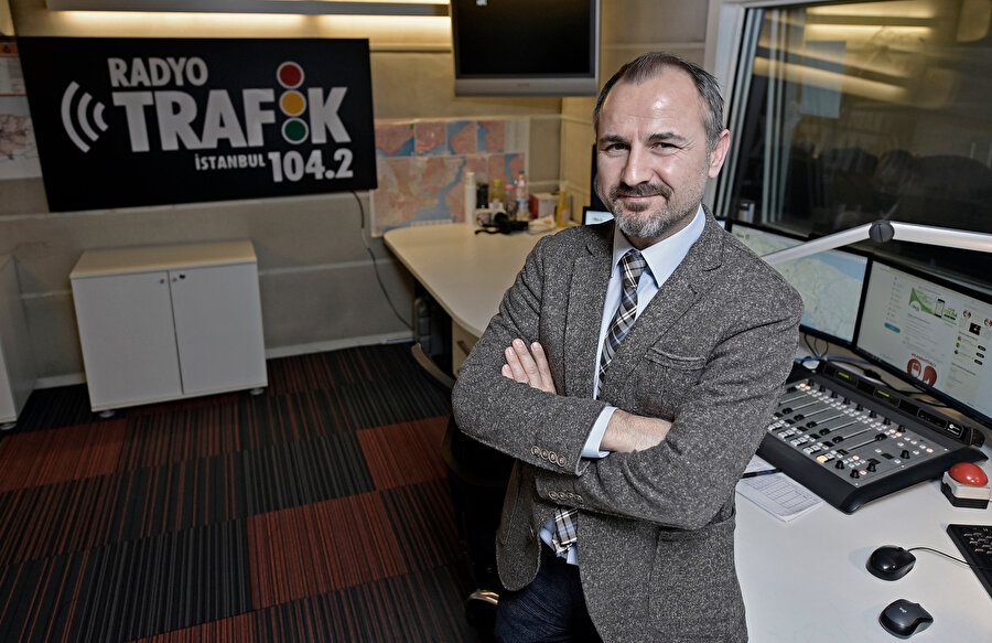 Radyo Trafik’in Genel Yayın Yönetmeni Cezayir Doğan’la bir söyleşi yaparak kuruluş hikâyelerini ve İstanbul trafiğinin üzerimizdeki etkilerini konuştuk. Fotoğraf: Sedat Özkömeç