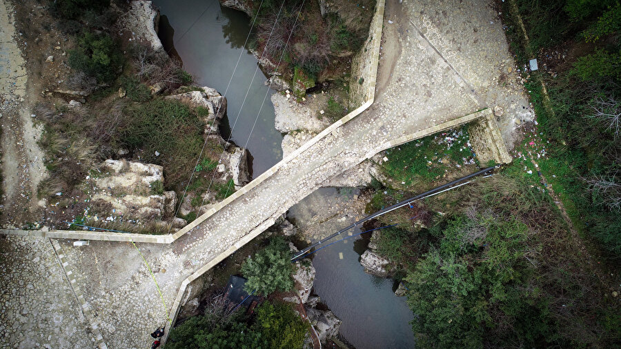 Depremler nedeniyle Hatay'daki Batıayaz Köprüsü zarar gördü