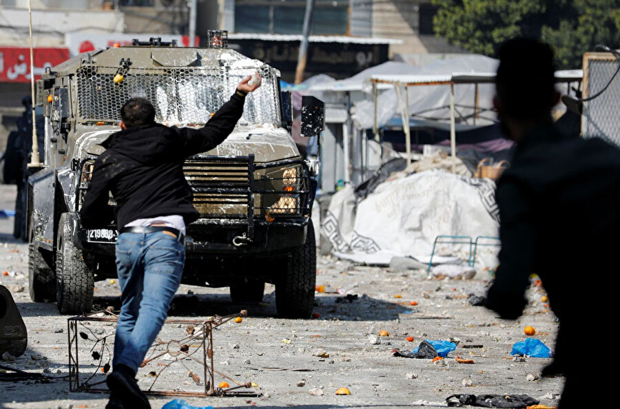Genç Filistinliler, zırhlı birlik nakliye araçlarına taş yağdırdı. 