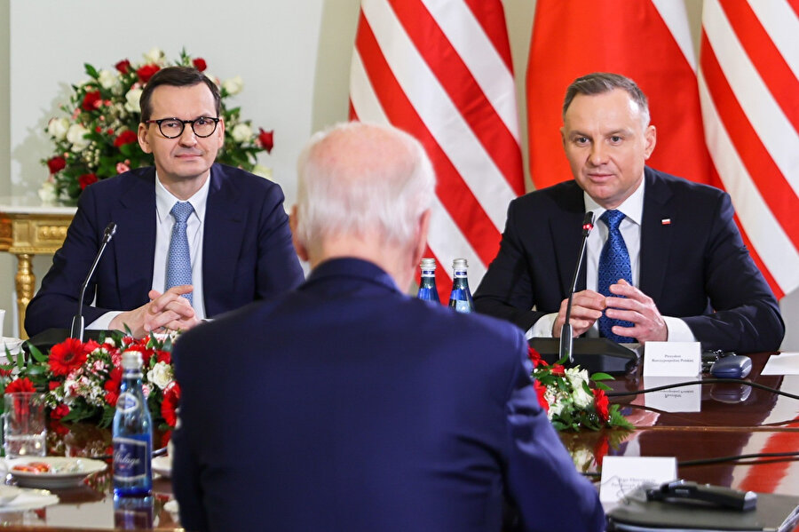 Polonya Cumhurbaşkanı Andrzej Duda (sağ) ve Polonya Başbakanı Mateusz Morawiecki (sol) ABD Başkanı Joe Biden ve beraberindeki heyet ile görüştü.