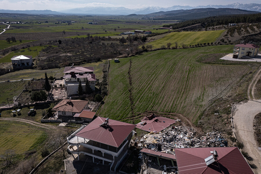 Kahramanmaraş'ta depremde oluşan yarık mahalleyi ikiye böldü