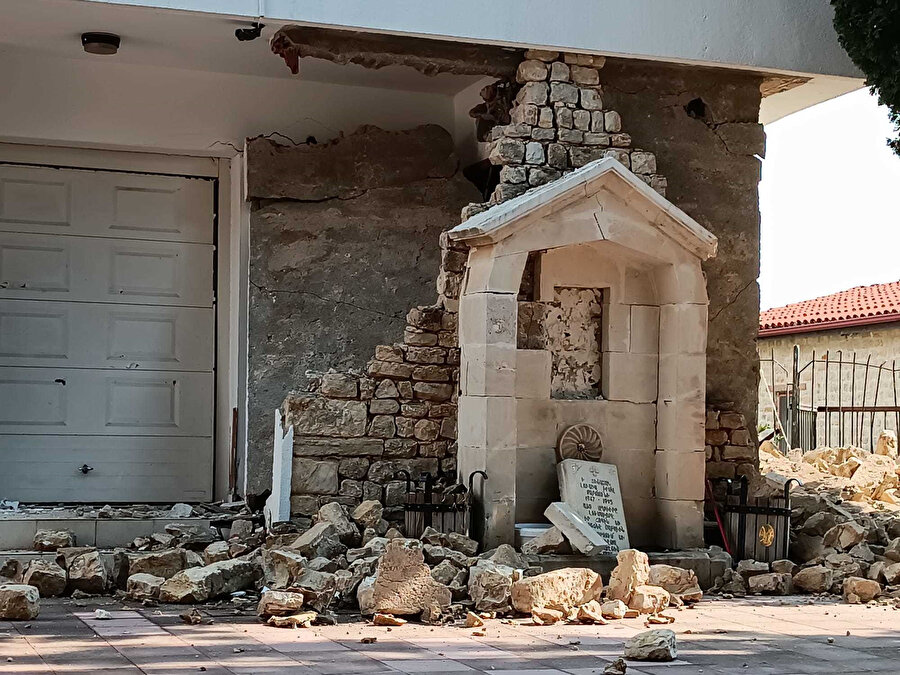 Yapının son durumu hakkında bilgi veren Vakıflı Mahallesi Muhtarı Berç Kartun, ilk depremlerin ardından kiliseyi ibadete kapattıklarını söyledi.